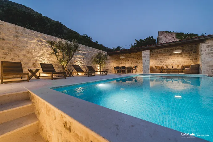 Brandneue Luxusvilla mit Swimmingpool in der Nähe von Budva